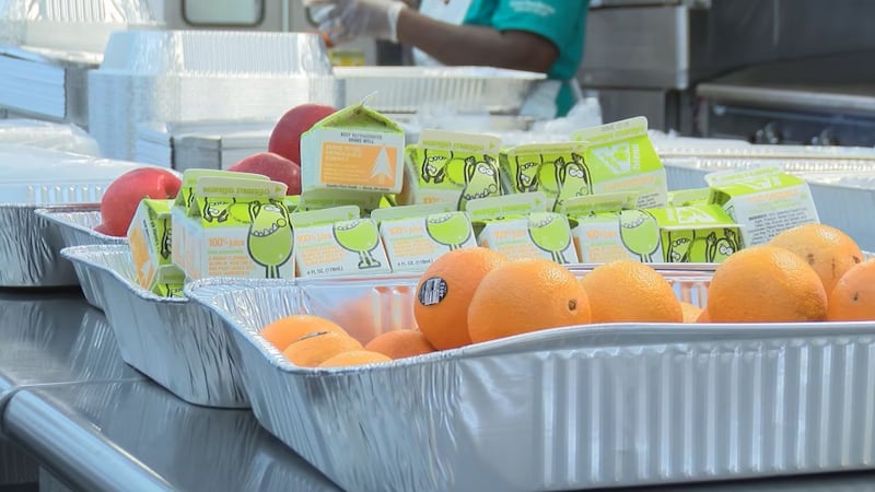 Todas las comidas son gratuitas para niños menores de 18 años y para adultos menores de 21 con...