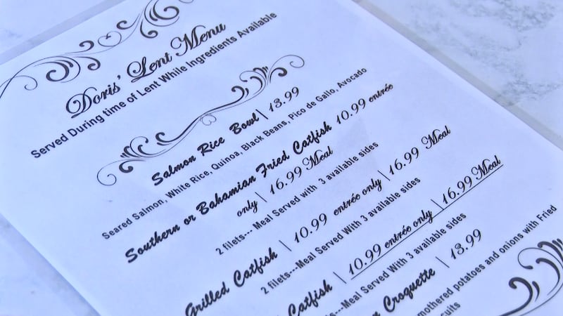 El jefe de cocina y copropietario de Doris J's Kitchen, Derek Brown, ofrece menús especiales...