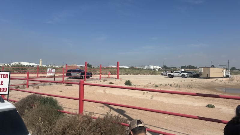 Según los trabajadores de la empresa, dos personas que laboraban alli fueron asesinados a tiros.