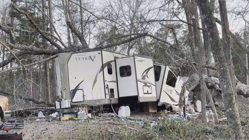 Una mujer muere después de que un árbol cayera sobre su autocaravana en el este de Texas