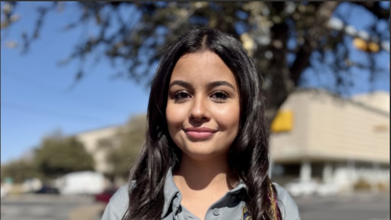 Mientras completaba su licenciatura, Rodríguez comenzó a trabajar con el Departamento de...