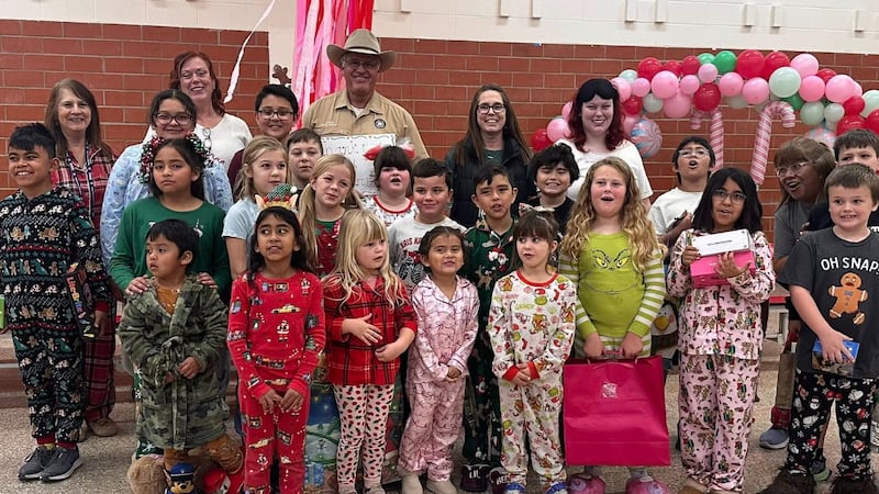 Varios niños pudieron recibir regalos que les sacaron sonrisas por este noble gesto.