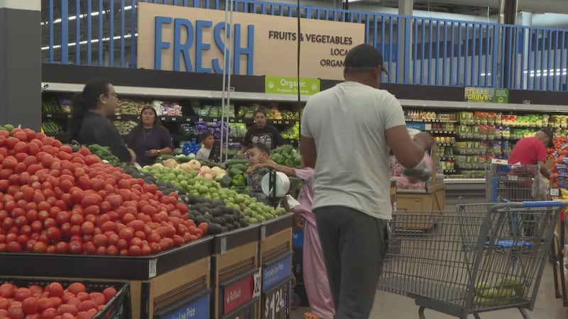 Walmart estará abierto hasta las 11:00 pm de esta noche y volverá a abrir mañana de 06:00 am a...
