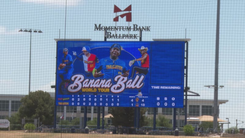 El Banana Ball está en Midland, y algunos árbitros del oeste de Texas están viviendo una...
