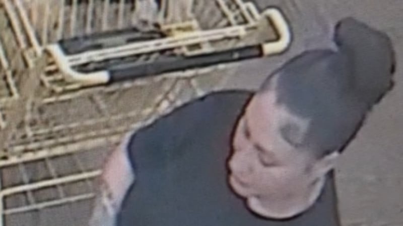 Las autoridades informaron que un hombre y una mujer utilizaron la tarjeta robada para...