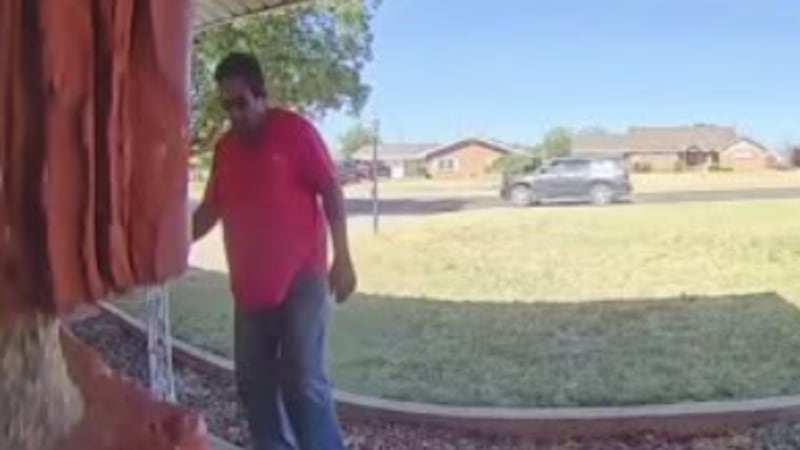 La policía describió al sospechoso como un hombre hispano que vestía una camisa roja y...