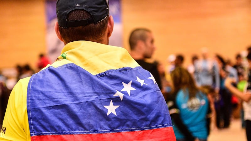 El DHS calcula que aproximadamente 323.000 venezolanos están habilitados para obtener esta...