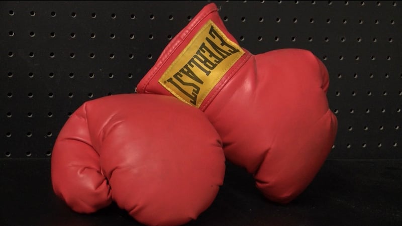 El propietario de Ruff House MMA y fitness, Desmond Hill, dice que su gimnasio enseña a...