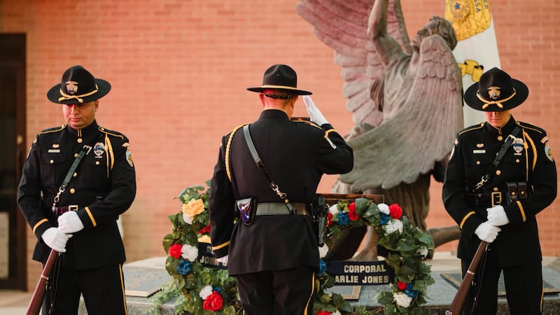 Las autoridades invitaron a los residentes a visitar el memorial y recordar el servicio y...