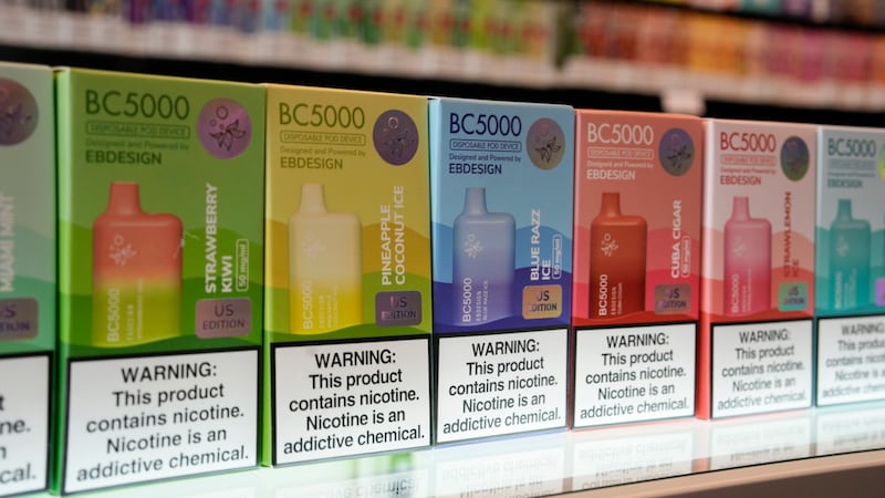 Variedad de cigarrillos electrónicos desechables con sabores fabricados por EB Design se...