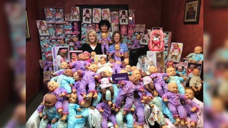 Hasta la fecha, Angie's Babies ha regalado más de 6,000 muñecos de bebé a hombres y mujeres...