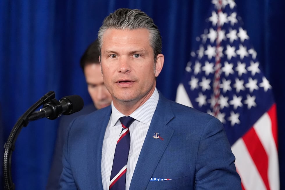 El secretario de Defensa de Estados Unidos, Pete Hegseth, habla en Mar-a-Lago, el sábado 3 de...