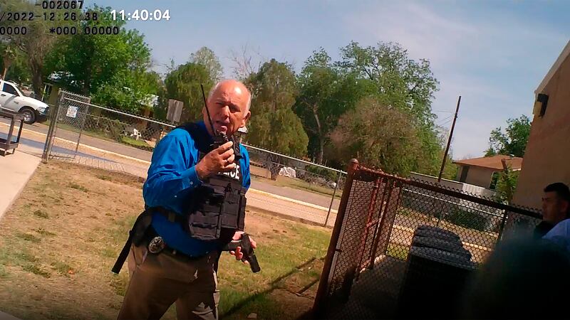 Esta imagen de vídeo publicada por la ciudad de Uvalde, Texas, muestra al teniente de la...