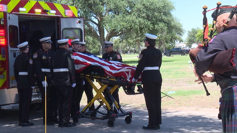 La procesión entró en Odessa y fue recibida por personal de primeros auxilios y agencias de...
