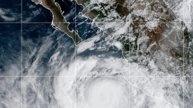 En esta imagen satelital de la Oficina Nacional de Administración Oceánica y Atmosférica de...