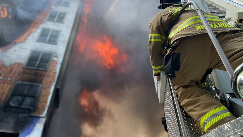 Bomberos luchan para apagar las llamas