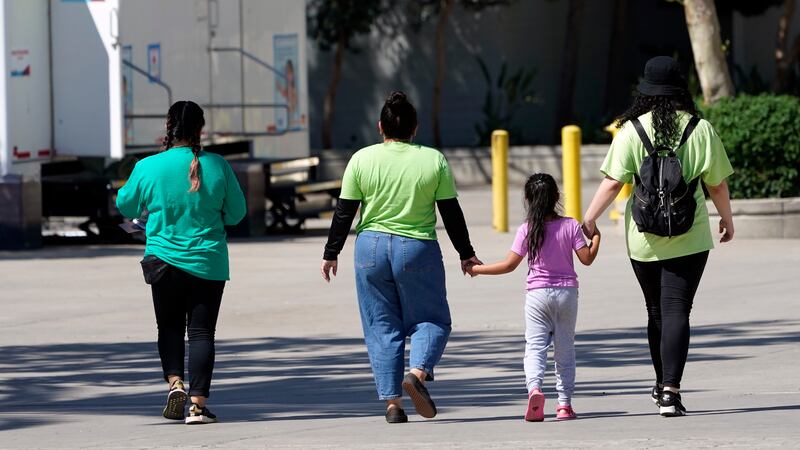 Una niña con empleadas de un refugio para niños migrantes en Pomona, California, el 2 de julio...