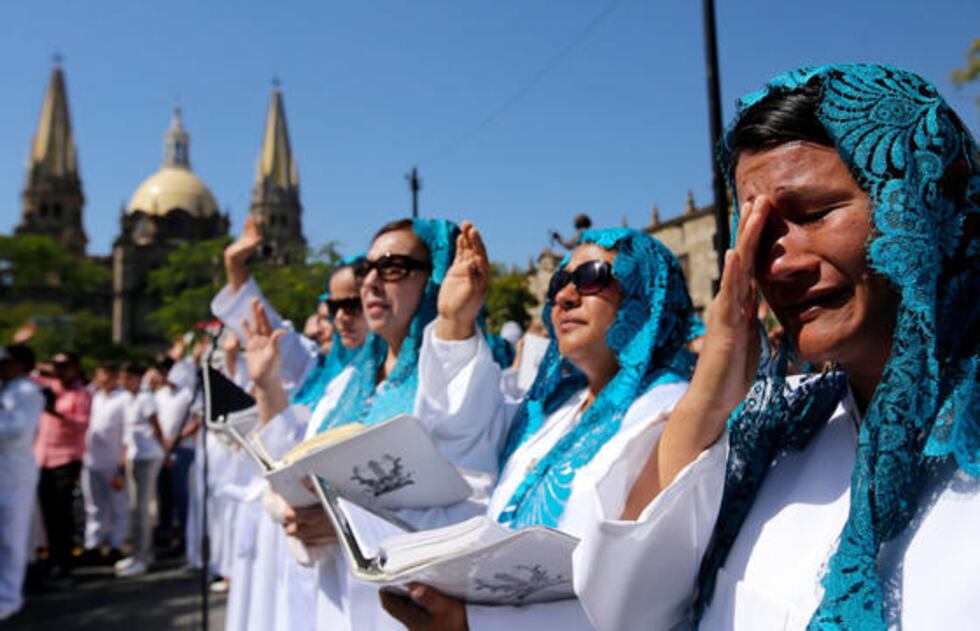A pesar de que su líder se encuentra detenido desde junio, los seguidores de La Luz del Mundo...