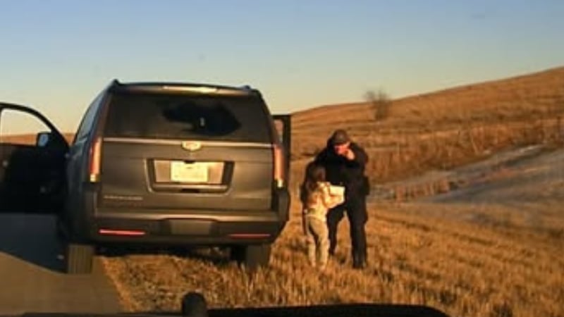 Un agente de la Patrulla de Caminos de Kansas rescató a una niña de 6 años que había sido...