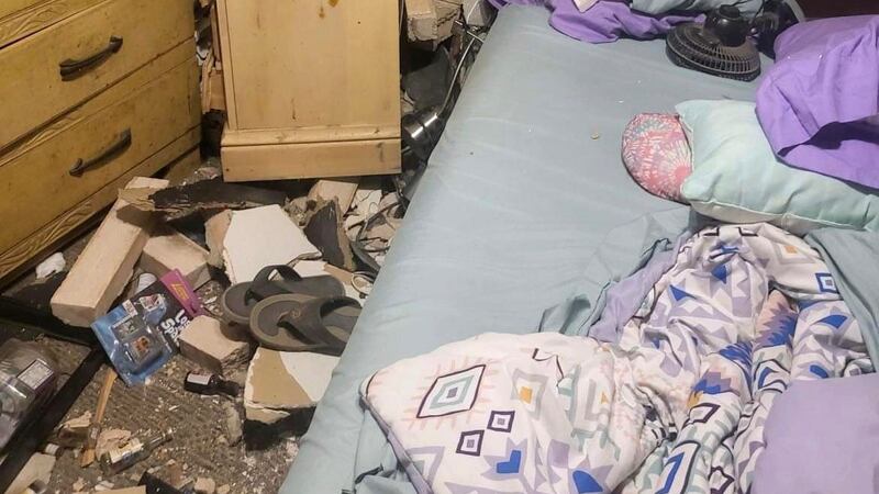 Una familia se recupera después de que un coche atraviese su casa.