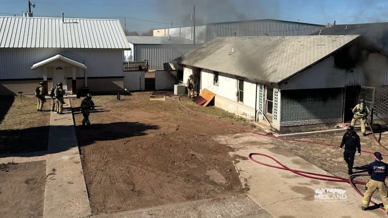 Según los bomberos, el incendio está extinguido y afortunadamente no se reportan heridos.