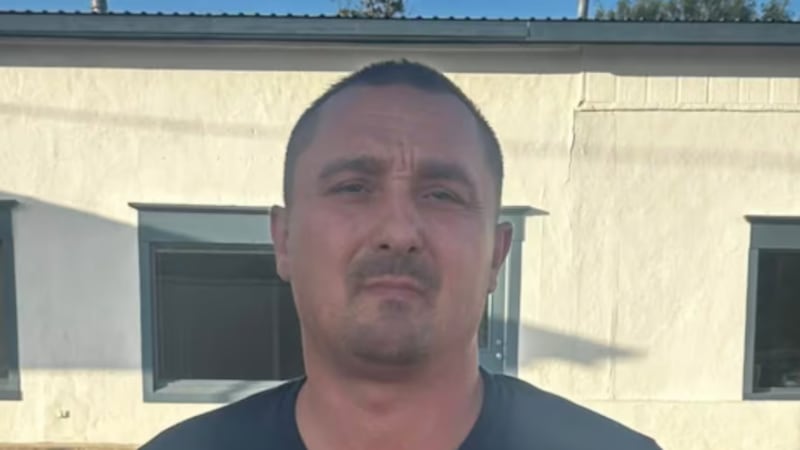 Las autoridades informaron que, debido a su situación migratoria, el individuo será retenido...