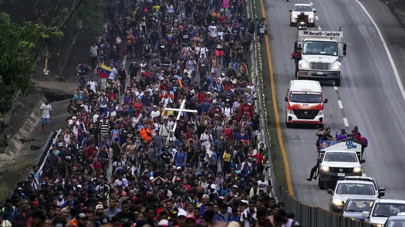 Migrantes, muchos de Centroamérica y Venezuela, caminan por la carretera Huehuetan en el...