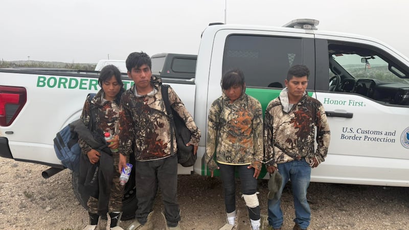 Al amanecer, los agentes lograron detener a los cuatro inmigrantes, originarios de Guerrero...