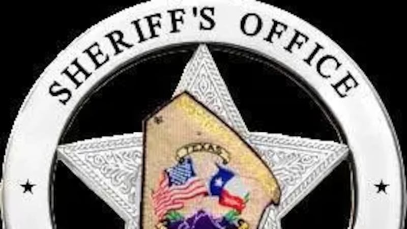 Según el sheriff Ronny Dodson, los estafadores solicitaron a la víctima retirar una suma...