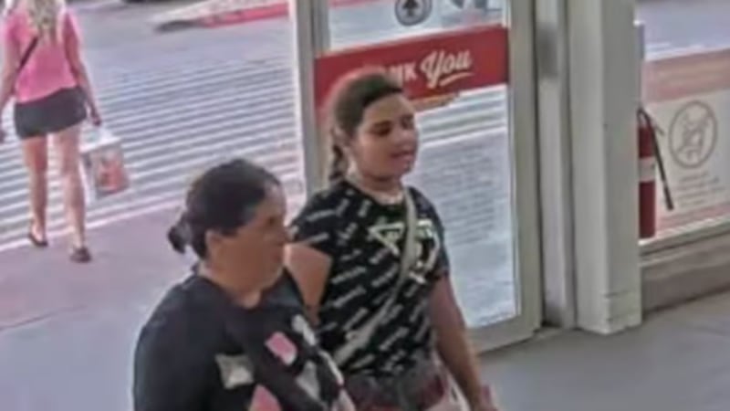 Según la policía, el 16 de mayo, las dos mujeres se acercaron a alguien en un aparcamiento de...