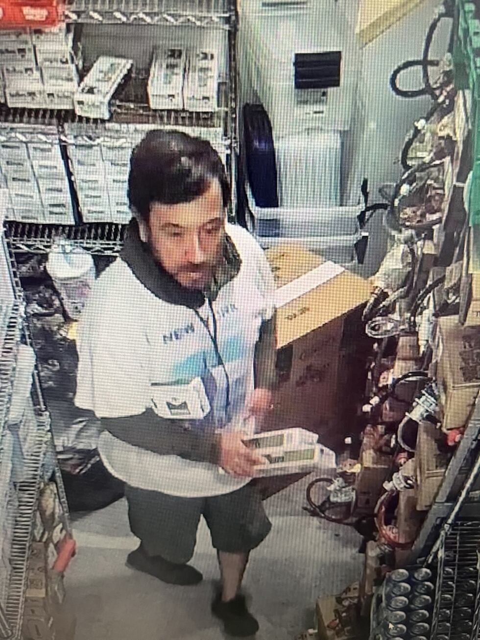La policía de Odessa pide la ayuda del público para identificar a dos hombres que robaron...