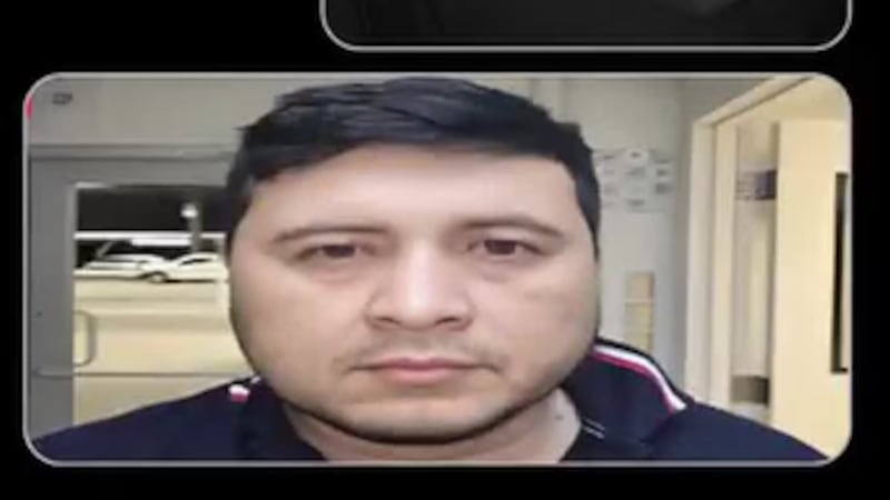 Los agentes detuvieron un camión en el puesto de control y encontraron la cocaína en un...