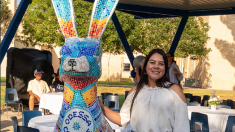 La obra reemplaza la imagen de “Symphony De Bunnie”, una escultura que formó parte del campus...