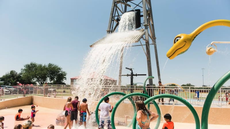 Según la ciudad, el Jurassic Jungle Sprayground incluye un parque infantil, puestos de comida...
