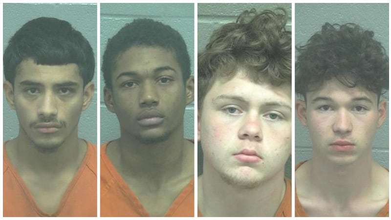 Rogelio Cadena, 18, Larry West, 17, Zayden Hayes, 18 y John Hayes, 17. La foto policial de...