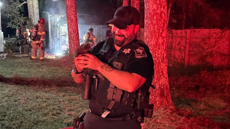El agente respondió a la emergencia y, al llegar al lugar, se enteró de que un gallinero y un...