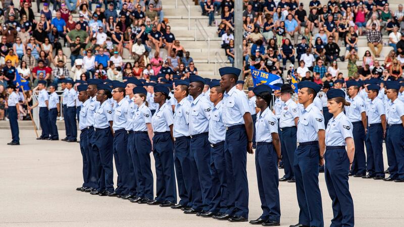 Un grupo de 14 graduados de entrenamiento básico que fueron juramentados como nuevos...