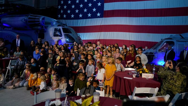 El presidente Joe Biden y la primera dama Jill Biden posan para una foto después de convivir...