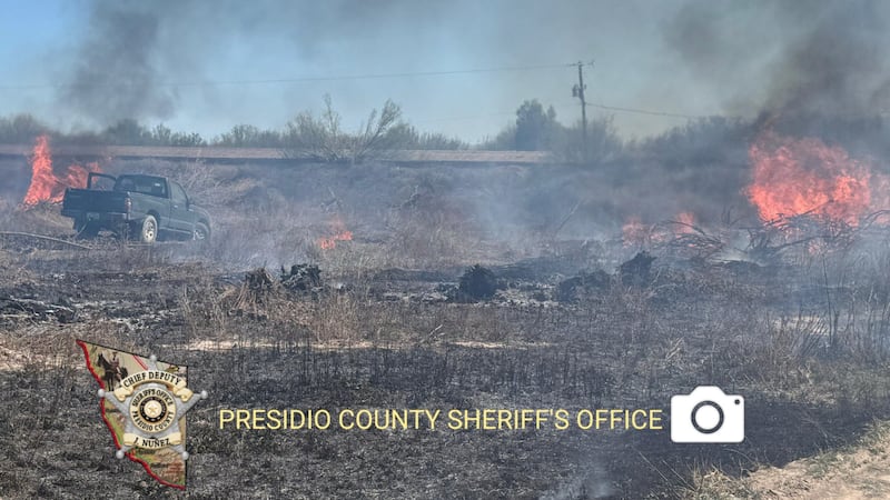 Los agentes actuaron con rapidez para rescatar el vehículo de un residente local.