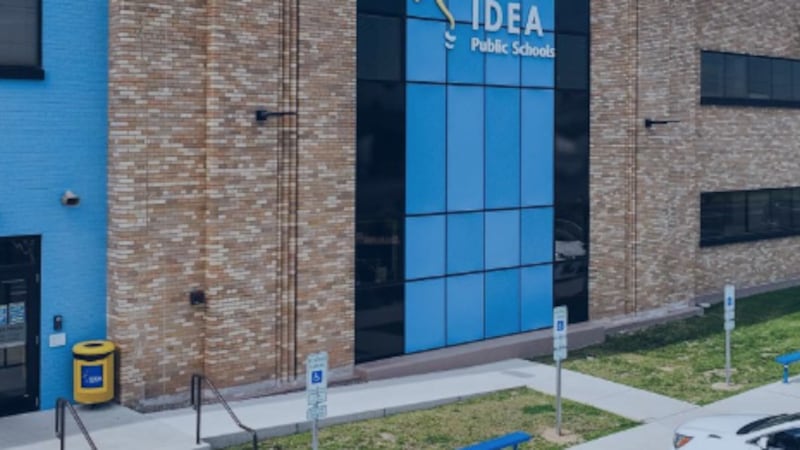 La escuela recibirá aproximadamente a 1,000 estudiantes desde kindergarten hasta el grado 12,...