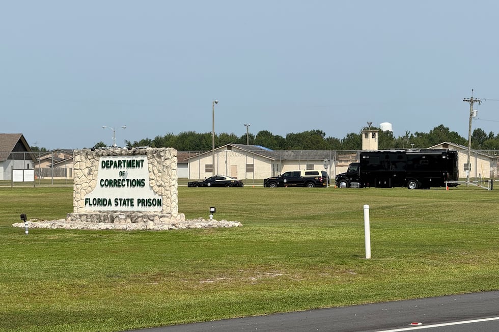 ARCHIVO Vehículos policiales aparcados fuera de la prisión estatal de Florida en Starke,...