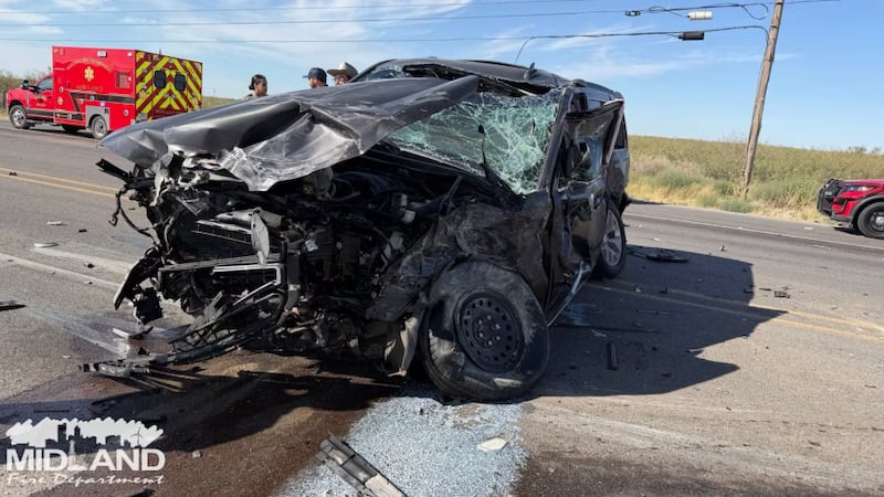 MFD indicó que el accidente involucró una volcadura y que un menor fue expulsado de uno de los...