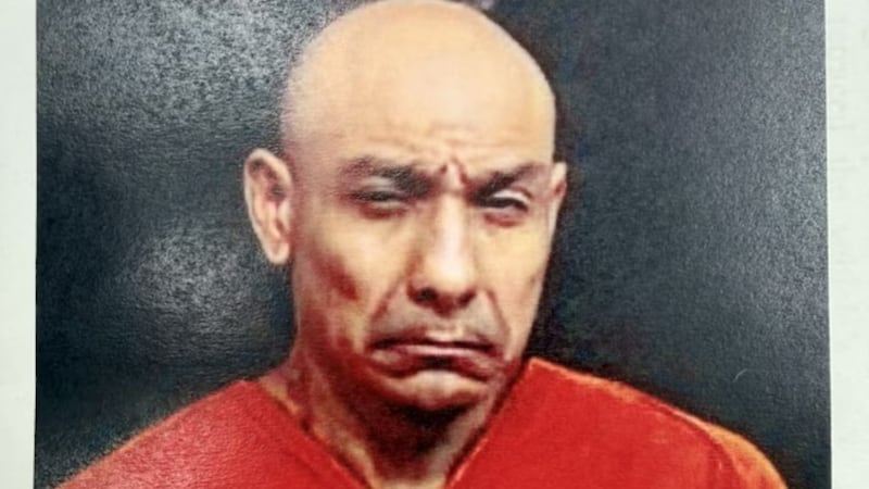 Durante la misma, los agentes vieron al conductor lanzar objetos por la ventanilla del...