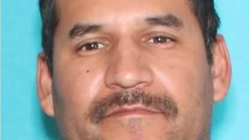 Las autoridades identificaron al sospechoso como Joaquin Santos Nave, quien es buscado desde...