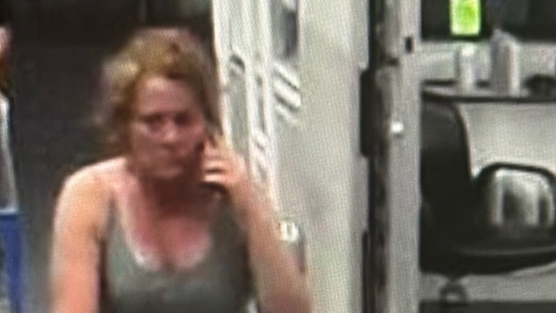 Una mujer desconocida se llevó la cartera y abandonó el lugar.