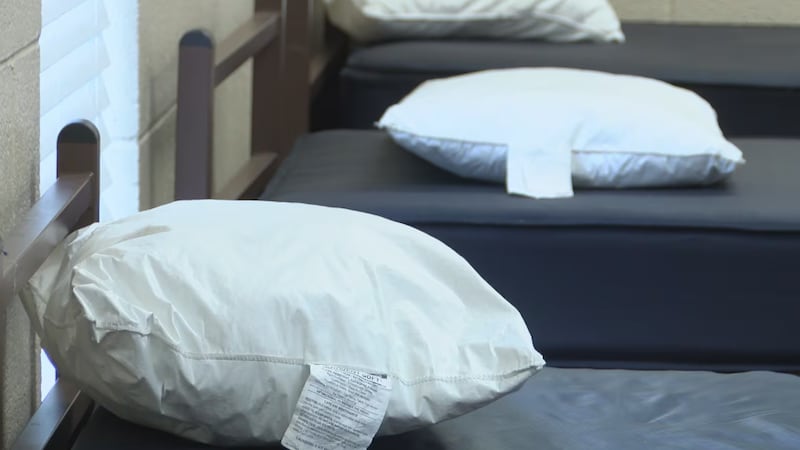 Los refugios proporcionan un lugar para que las personas sin hogar puedan protegerse del frío...