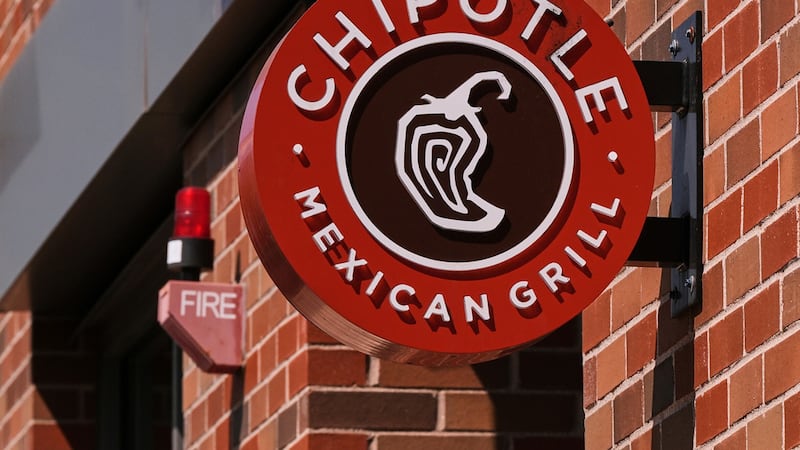 ARCHIVO El logotipo de Chipotle en una sucursal, el 13 de agosto de 2025, en Newton,...