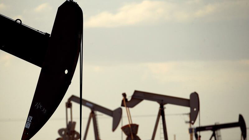 ARCHIVO - En esta foto de archivo del 24 de abril de 2015, los bombeadores trabajan en un...