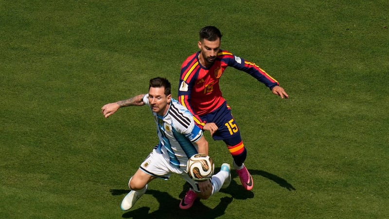 Alex Baena, de España, comete una falta sobre Lionel Messi, de Argentina, en la final de la...