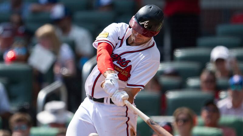 Matt Olson de los Bravos de Atlanta pega un sencillo con anotación de Ozzie Albies en la...